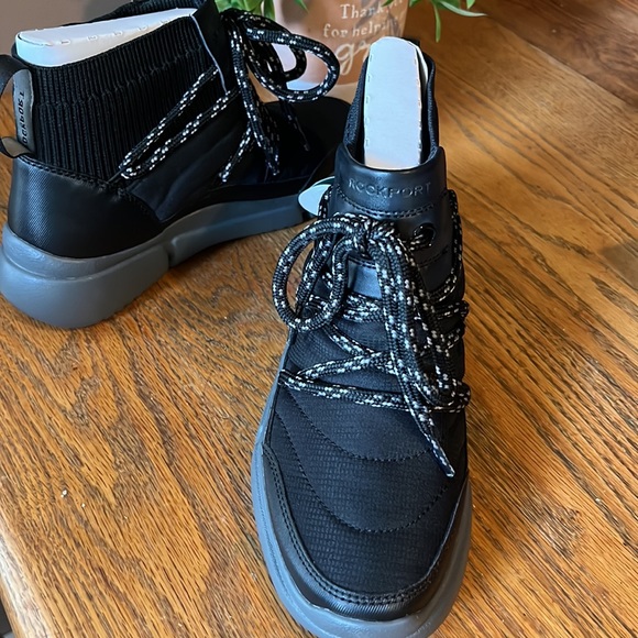 Women’s or girls Sz 5.5 ROCKPORT  BOOTS. NWT AND BOX. - Picture 2 of 6